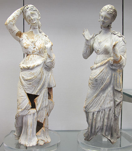 File:Italia del sud, due statuette femminili dolenti, 350-300 ac. ca.JPG