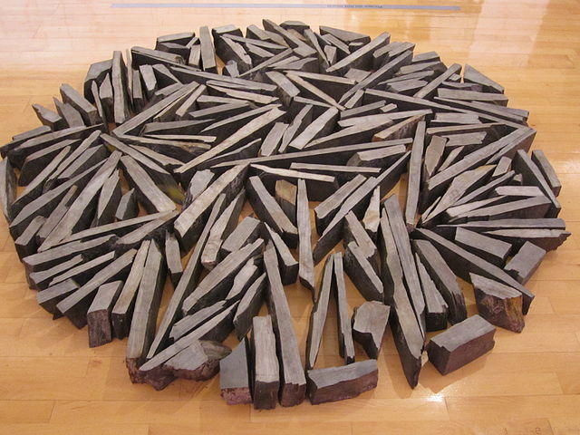 File:South Bank Circle by Richard Long, Tate Liverpool.jpg