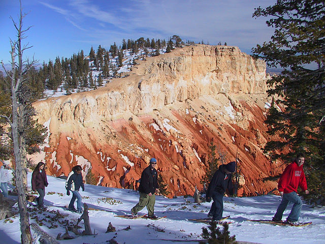 File:Snowshoers in Bryce Canyon.jpg