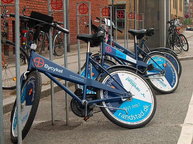 File:Bycykler i stativ i Århus.jpg