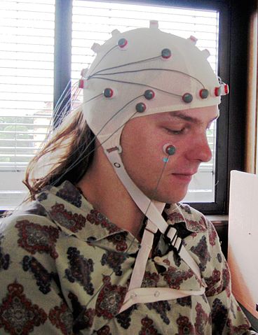File:EEG mit 32 Electroden.jpg
