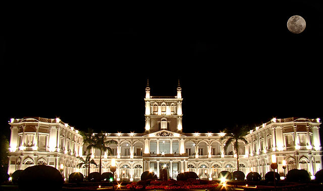 File:Palacio de L&oacute;pez de noche.jpg
