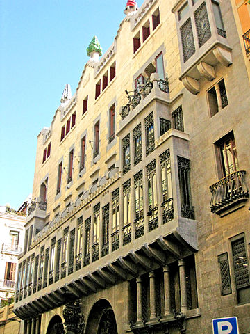 File:Palau Güell (2).jpg