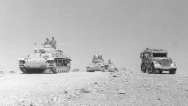 File:Bundesarchiv Bild 101I-782-0016-27A, Nordafrika, Panzer und Milit&auml;rfahrzeuge auf W&uuml;stenstra&szlig;e.jpg