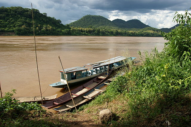 File:2009-08-30 09-03 Luang Prabang 020 Mekong.jpg