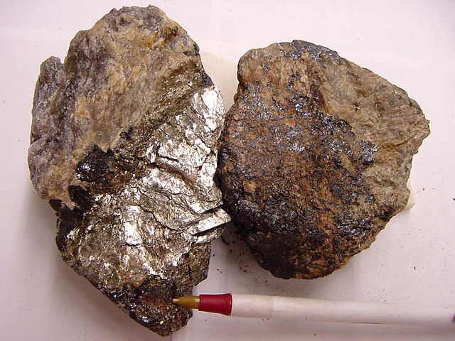File:Samarskite-fresh.jpg