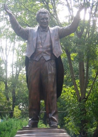 File:Domingo Statue1.jpg