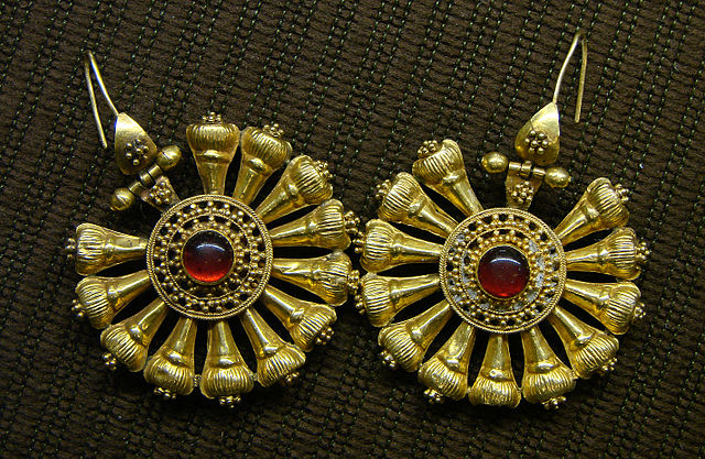 File:Boucles d'oreilles 3ème siècle Musée de Laon 030208.jpg