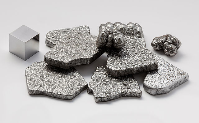 File:Iron electrolytic and 1cm3 cube.jpg