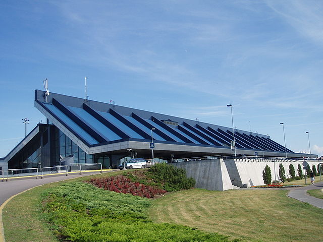 File:Tallinn Airport 03 July 2006.jpg