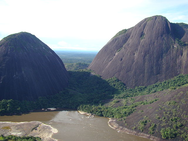 File:Cerros de Mavecure (Guainía, Colombia).JPG