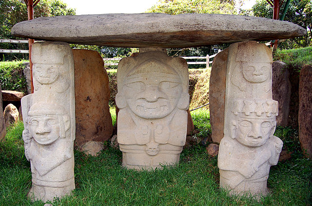 File:Parque Arqueológico de San Agustín - Tumb with deity.jpg
