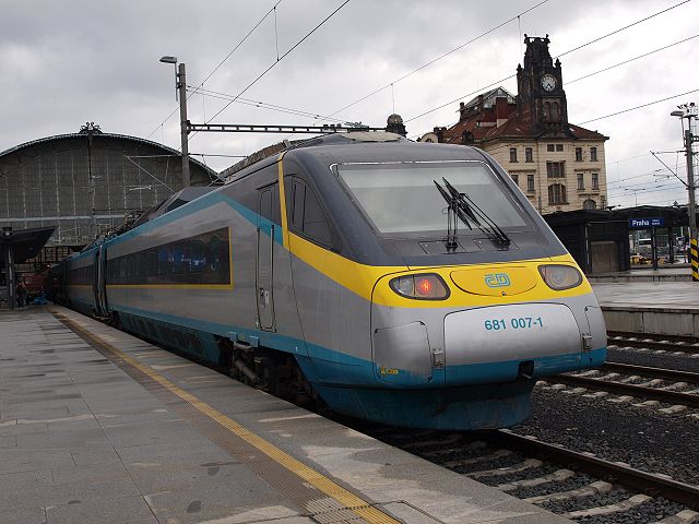 File:Elektrická jednotka 680, Praha hlavní nádraží.jpg