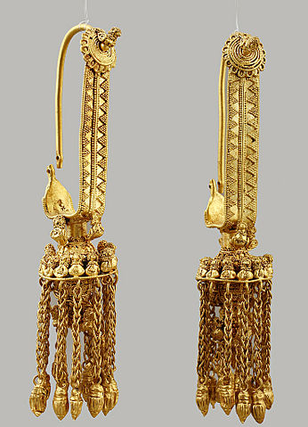 File:4th century BC golden earrings from Vani, Georgia. Collection of the Georgian National Museum.jpg