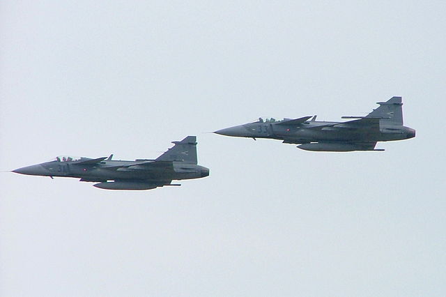 File:JAS 39 pair HuAF Kecskem&eacute;t 2007.JPG