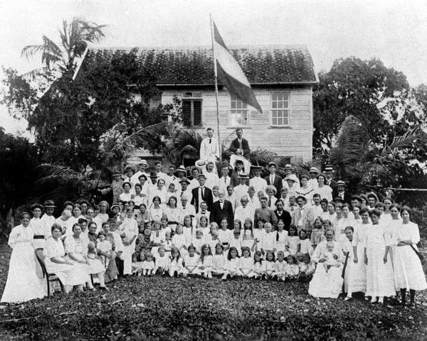 File:Tropenmuseum Royal Tropical Institute Objectnumber 10019010 Groep Nederlandse kolonisten op de bo.jpg