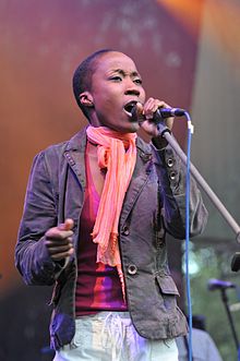 Rokia Traor&eacute; singing.jpg