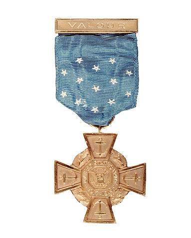 File:Tiffany Cross Medal of Honor.jpg