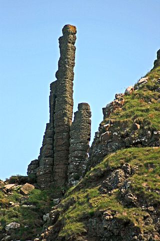 File:The Chimney Stacks, Giants Causeway, County Antrim.jpg