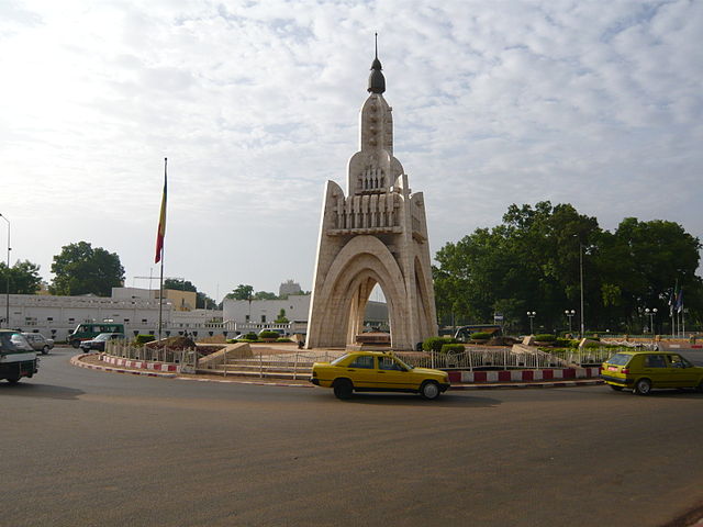File:Monument de l'indépendance - Bamako.jpg