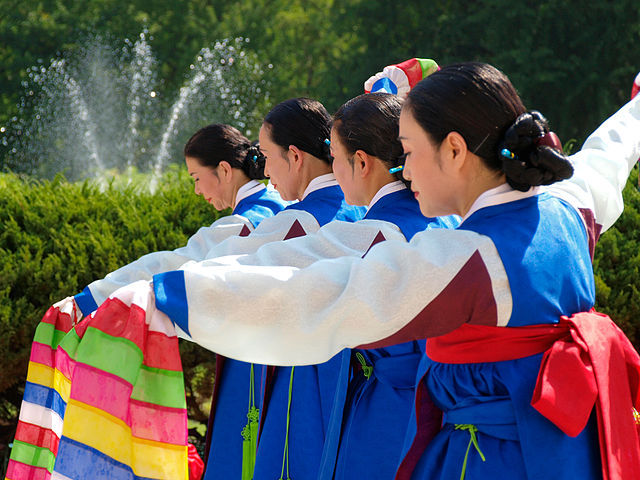 File:Korean sword dance-Jinju geommu-03.jpg